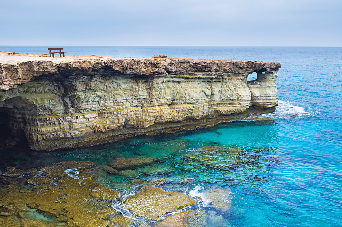 θάλασσα και γκρεμός